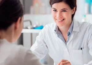 Médico clínico geral atendendo um paciente em um consultório, representando os cuidados especializados em Clínica Geral na Clínica Life Center.