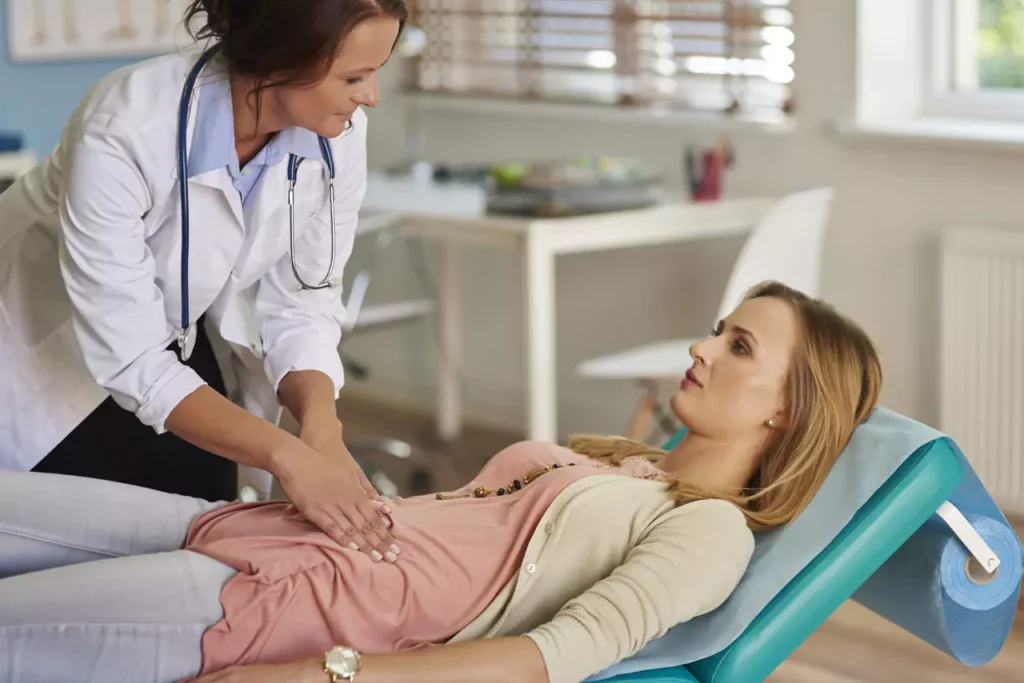 Gastroenterologista realizando um exame endoscópico em um paciente, representando os cuidados especializados em Gastroenterologia na Clínica Life Center.