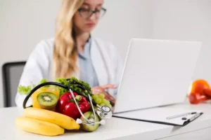 Nutricionista realizando uma avaliação nutricional, representando os cuidados especializados em Nutrição na Clínica Life Center.