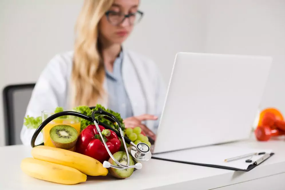 Nutricionista realizando uma avaliação nutricional, representando os cuidados especializados em Nutrição na Clínica Life Center.