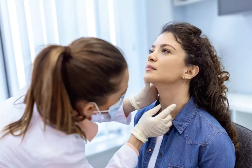 Endocrinologista examinando um paciente em um consultório, representando os cuidados especializados em Endocrinologia e Metabologia na Clínica Life Center.